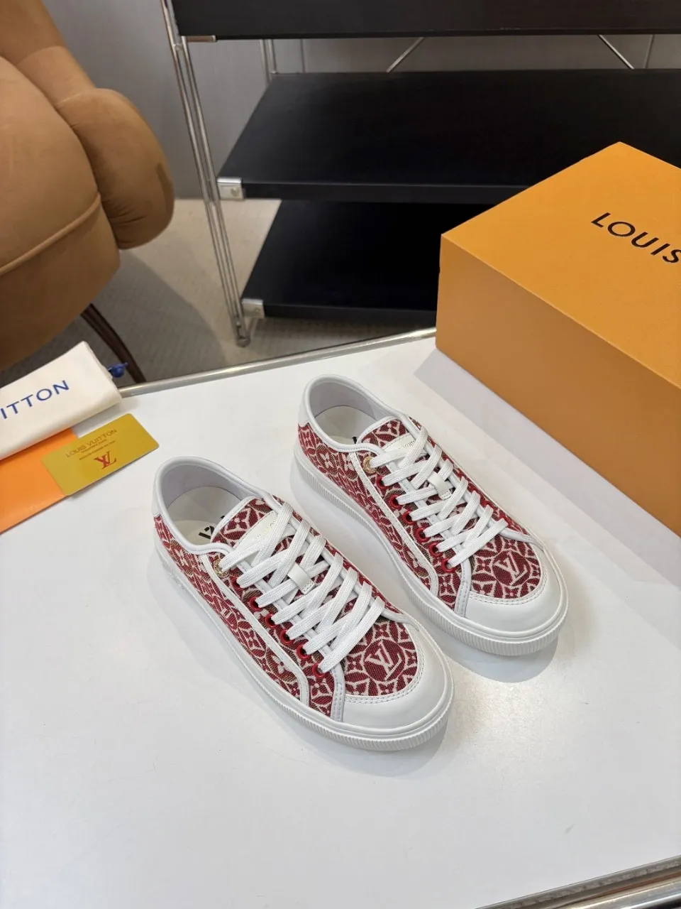 p580🐮🐮 LV couple skate shoes｜Classic jacquard, the ultimate code for a sweet outing! 👫** This pair of shoes is Louis Vuitton's love letter to fashionistas💌 - **classic presbyopic skate shoes**, the perfect choice for couples to go out on the street!  🔸 **Luxury details are a must-have**: Jacquard fabric  🔸 **So comfortable that you don’t want to take it off**: The sheepskin lining is skin-friendly and breathable, warm in autumn and winter without stuffing your feet, refreshing in spring and summer without being sticky, and you can wear it with a high-end feel in all seasons!  🔸 **Steady sense of security**: Non-slip rubber outsole, perfect grip, accompanying you through romantic streets.  **💑 Couple outfit inspiration**: ▪️ For boys, pair with leggings + baseball cap for a trendy street look!  ▪️ Girls can wear short skirts or shark pants, and the sweet and cool style is easy to choose~ **#Louis Vuitton #couple shoes #presbyopia classic** **👉 Click to collect and become the most fashionable CP in the circle of friends with him! ** Fabric: Imported cowhide/classic jacquard fabric Lining: Sheepskin lining Sole: Original rubber sole Size: Women’s size 35-42 (40/41/42 customized) Men’s size 39-45 (39.45 customized)
